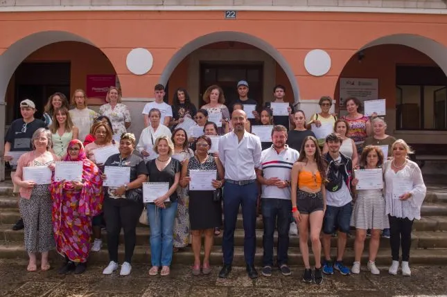  Entrega de diplomas a los participantes en los programas SAMIR y MUR de la Agencia de Desarrollo