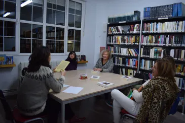  El Club de lectura de la Biblioteca municipal de Liencres retoma su actividad este mes de septiembre para intercambiar impresiones de la novela “La familia”