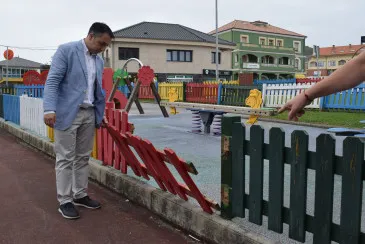  Caramés anuncia una inversión de medio millón de euros para la mejora de los parques infantiles del municipio