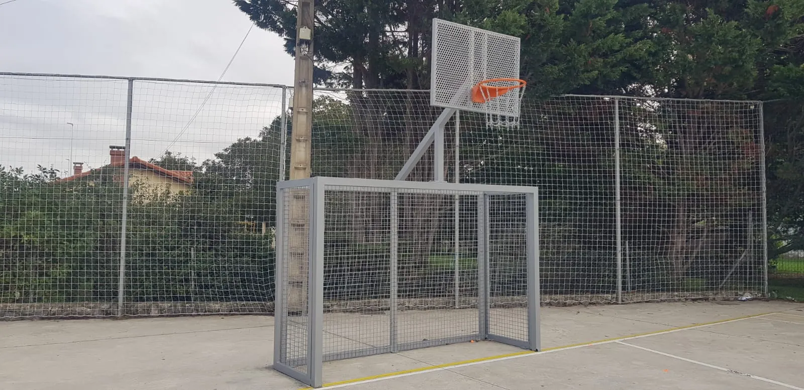  El Ayuntamiento sustituye la red de la pista deportiva de Sancibrián