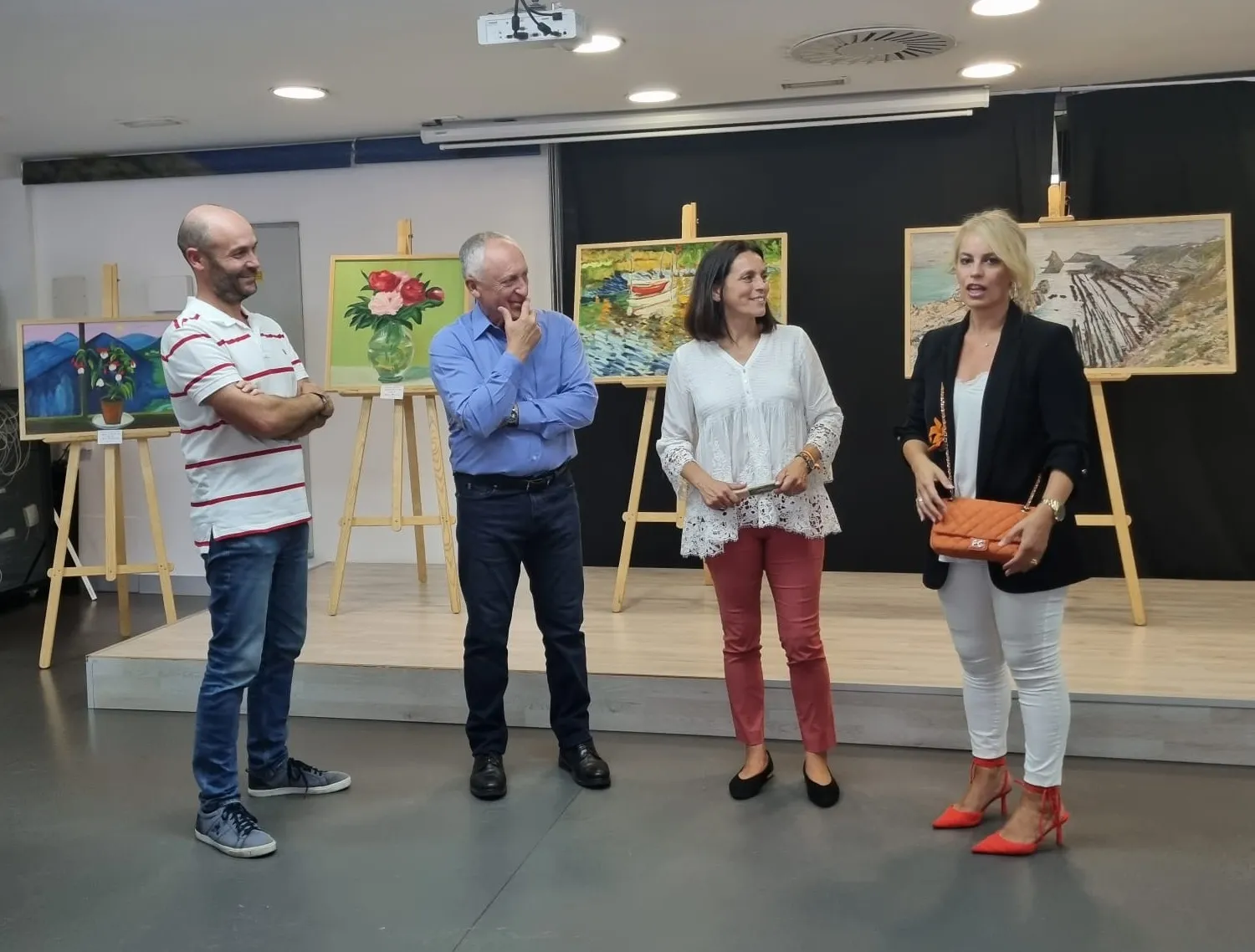  El Ayuntamiento inaugura una muestra que recoge 22 obras de alumnos del taller de pintura de Prezanes