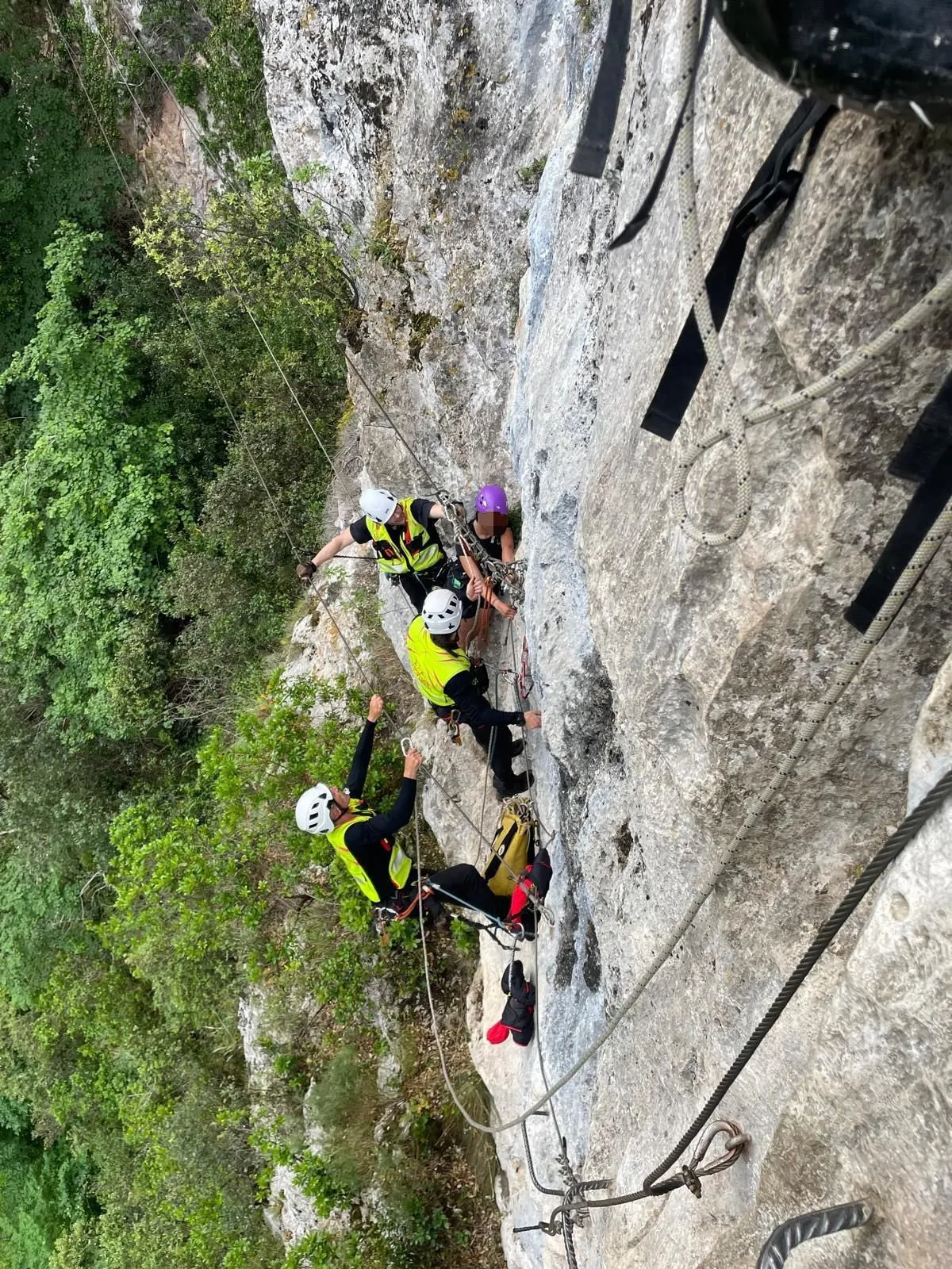  Rescatadas dos personas bloqueadas en la vía ferrata de La Hermida (Peñarrubia)
