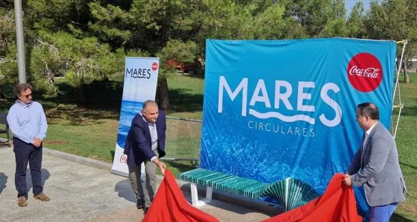  Un banco hecho de residuos recogidos del fondo del mar por pescadores de Santoña