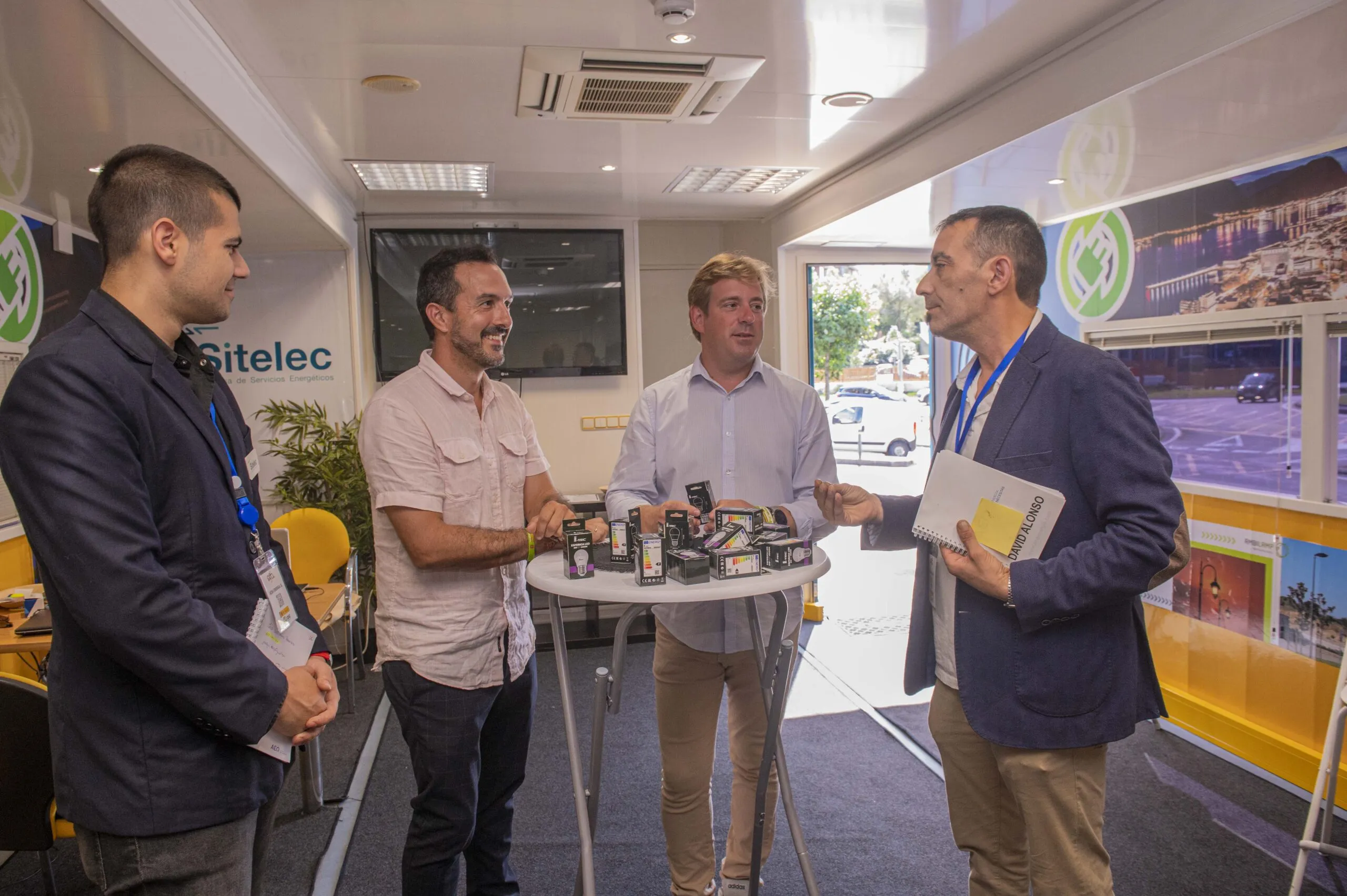  Muchos vecinos se han acercado ya a la ‘Caravana de la luz’ para informarse sobre su factura eléctrica