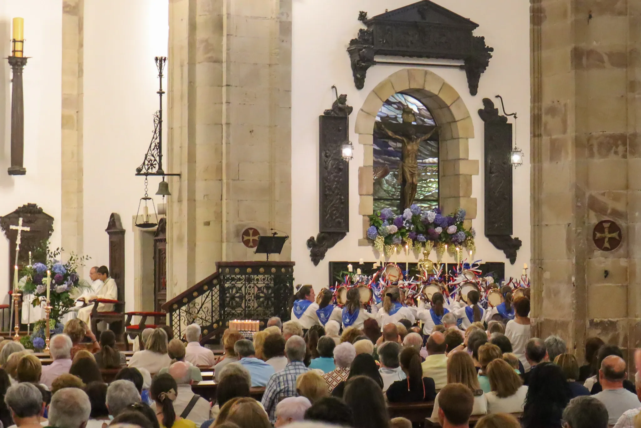  El día grande en honor al Santo Cristo del Amparo de Comillas recupera su esplendor música y actuaciones en vivo durante toda la jornada