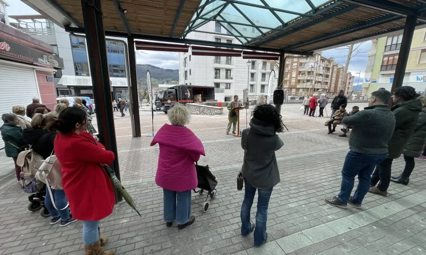  CURSO DE DEFENSA PERSONAL, REPARTO DE FLORES Y LECTURA DRAMATIZADA POR EL 8M EN ASTILLERO