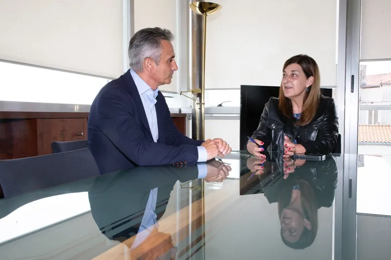  Buruaga recibe al recién elegido presidente de la Cámara de Comercio de Cantabria, Tomás Dasgoas