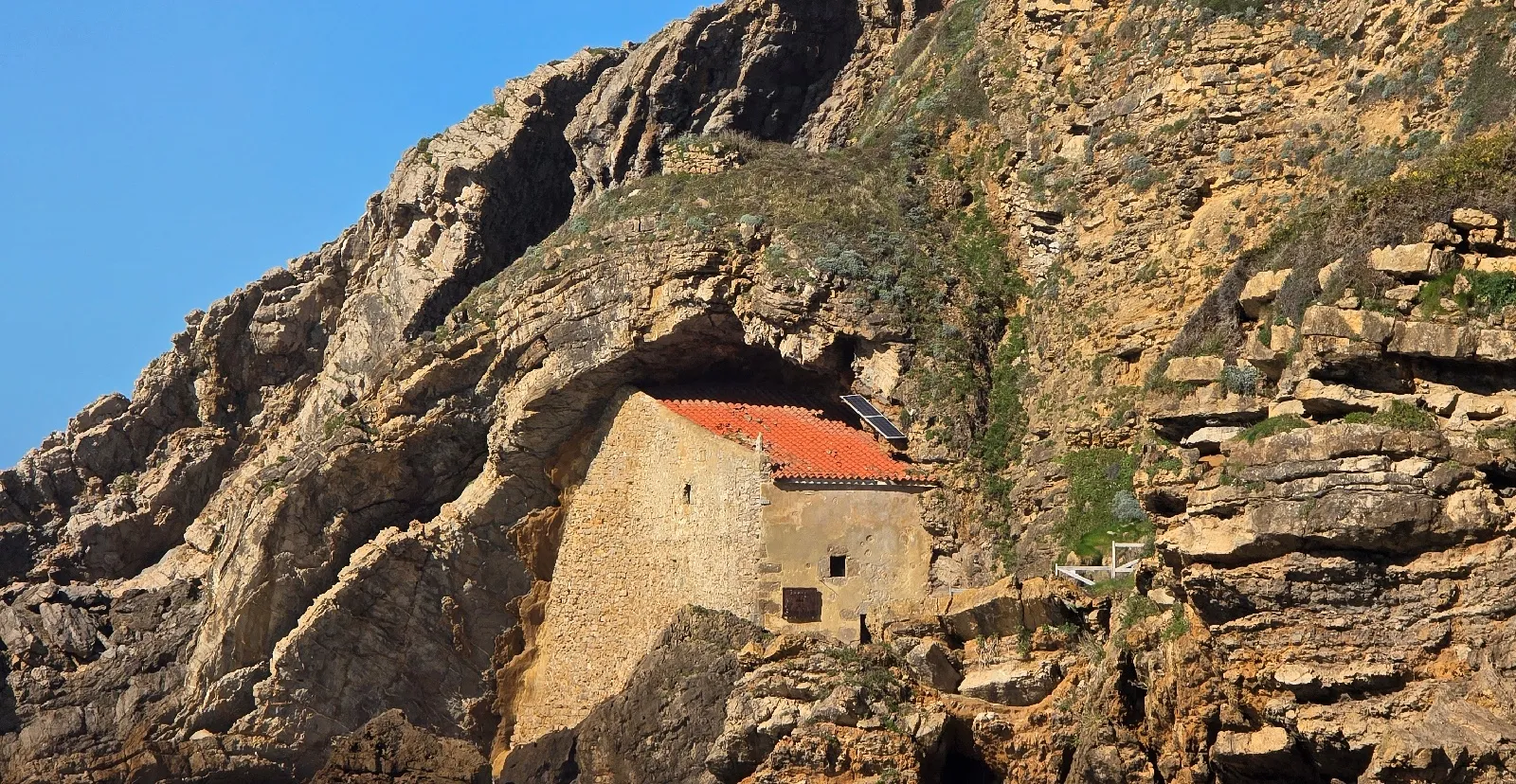  En Rincones de Cantabria; Santa Justa, la ermita encajada en la roca que guarda el alma marinera de Santillana del Mar