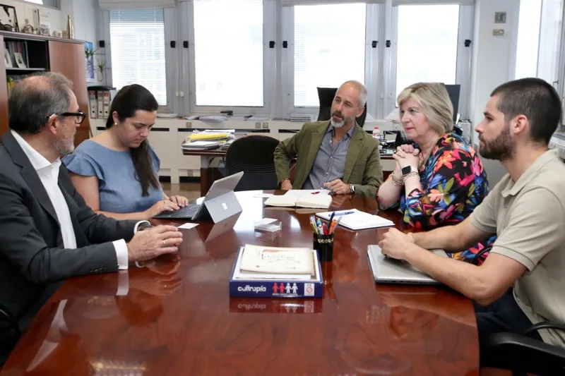  Silva se compromete a impulsar los programas que favorezcan el desarrollo del talento de las mujeres
