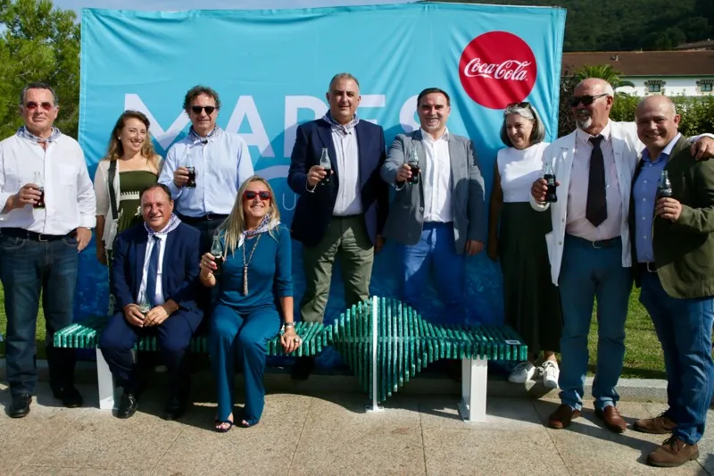  Roberto Media asiste en Santoña a la instalación del banco de Mares Circulares fabricado con basura marina