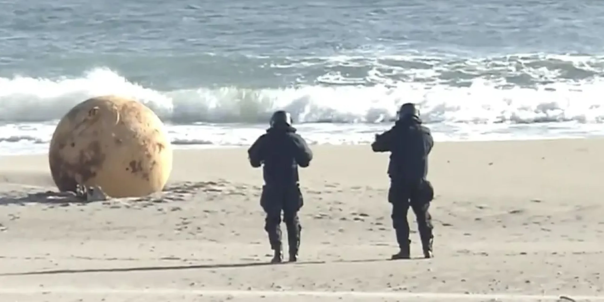  Una misteriosa bola metálica aparece en una playa de Japón
