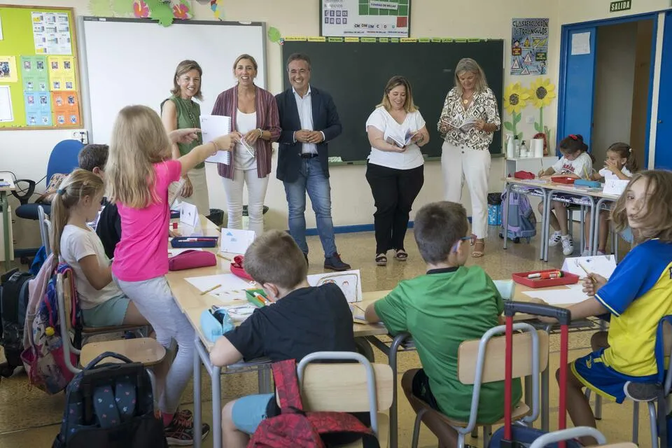  Camargo reparte 4.200 agendas escolares a los centros educativos del municipio