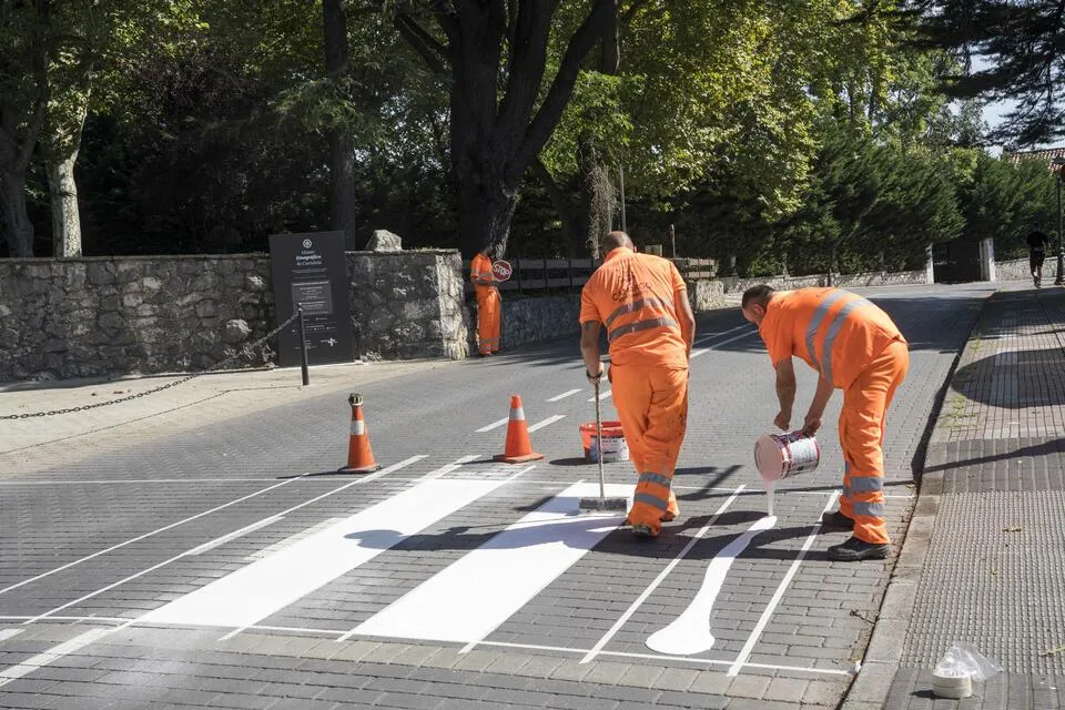 Camargo continúa con el refuerzo de la seguridad vial y peatonal con el pintado de pasos de cebra