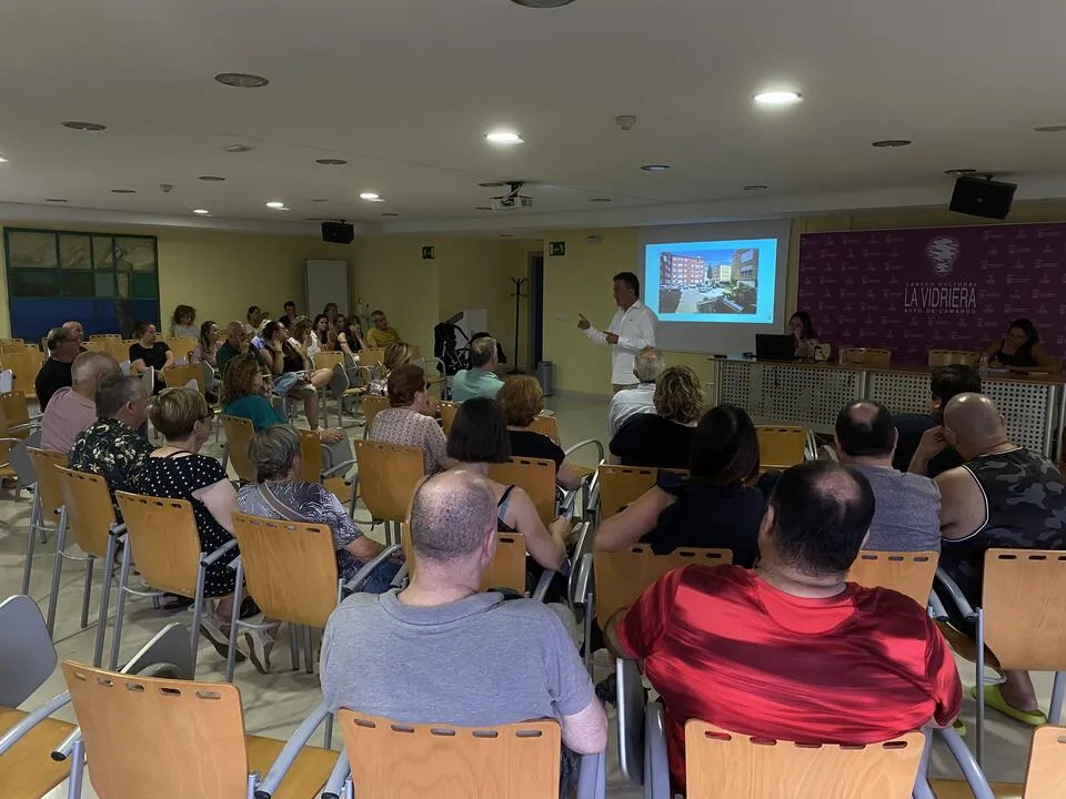  Movellán arranca con un encuentro vecinal en el Barrio El Camen un “proceso de cuatro años para humanizar espacios públicos y privados de Camargo”