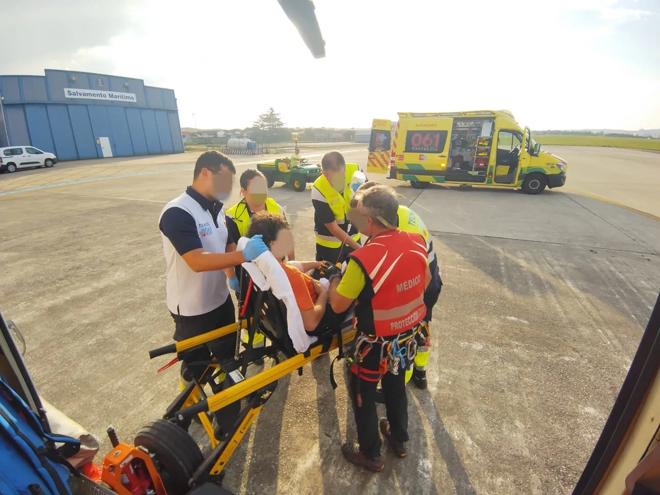  El helicóptero medicalizado del Gobierno de Cantabria traslada un ganadero que había sido embestido por una vaca al hospital de Valdecilla