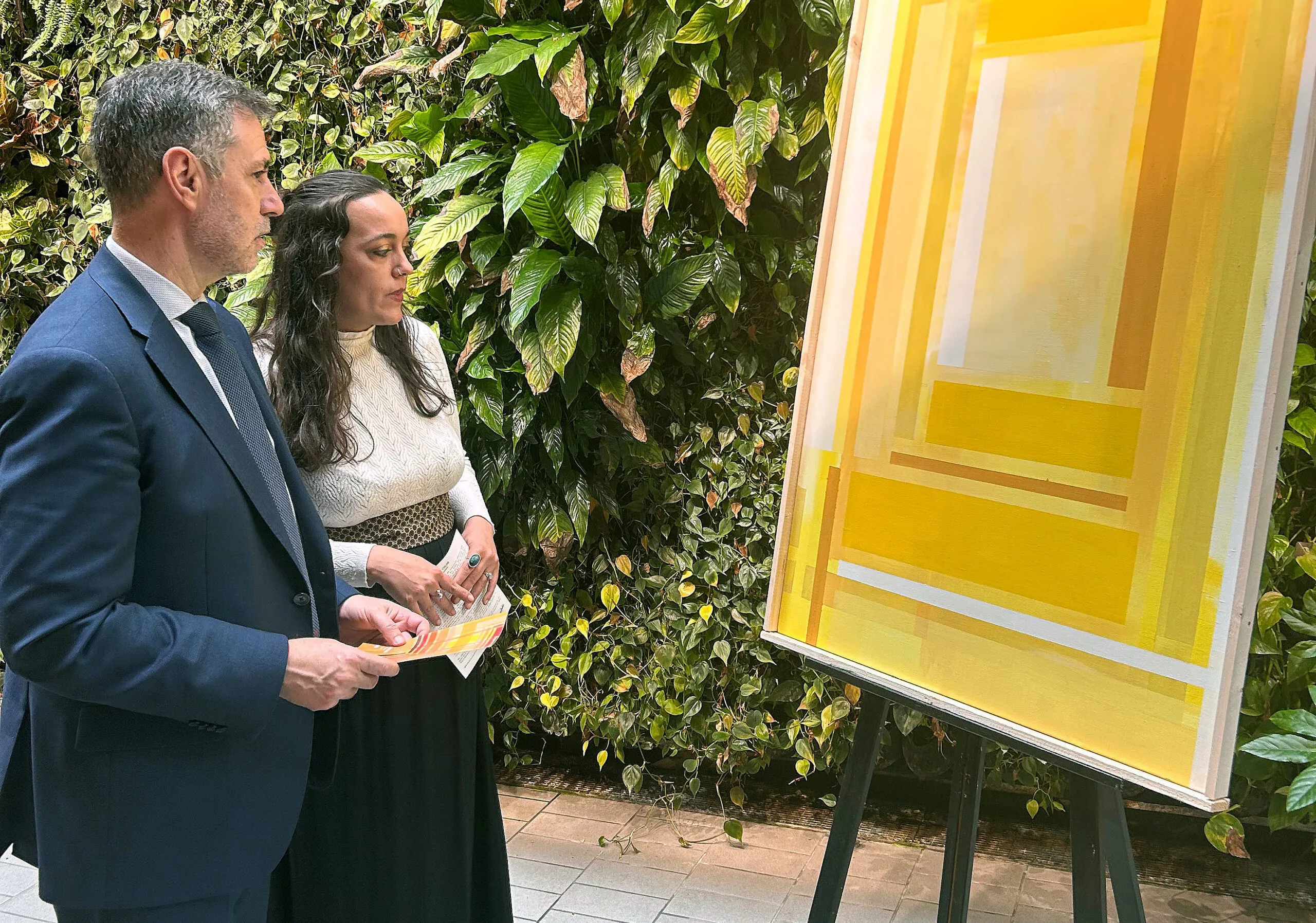  Martínez Abad visita la exposición ‘Ajuar de color’ de Débora Regalado en el centro cívico Tabacalera