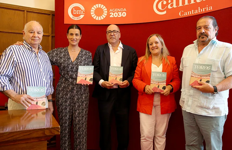  Urrutia destaca la contribución de la revista ‘Toros’ al enriquecimiento de la Feria de Santiago de Santander