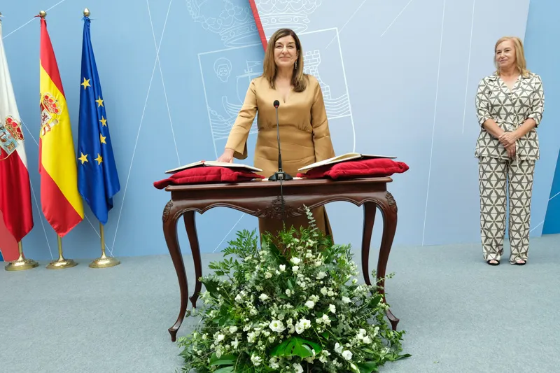  Buruaga toma posesión como presidenta regional fijando el objetivo de «unir a todas las fuerzas de la sociedad de Cantabria» para lograr el progreso y el bienestar