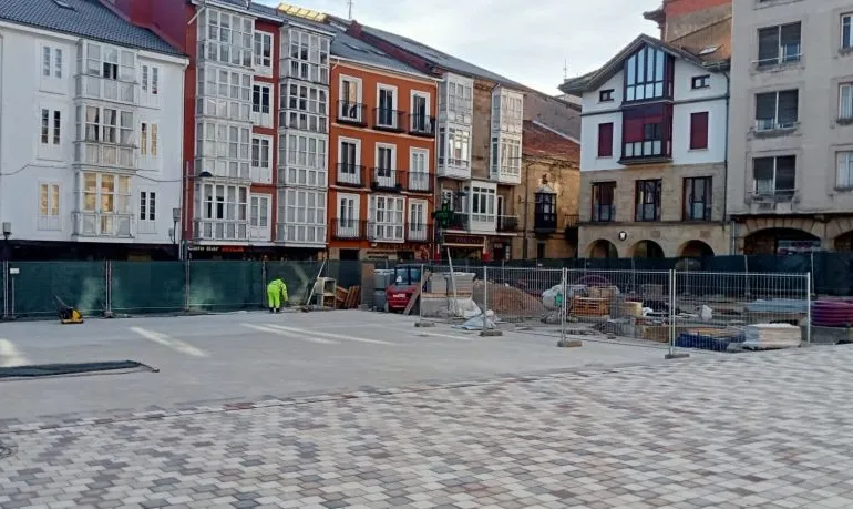  La empresa estima que las obras en la Plaza de España y la Calle Mayor estarán terminadas en septiembre